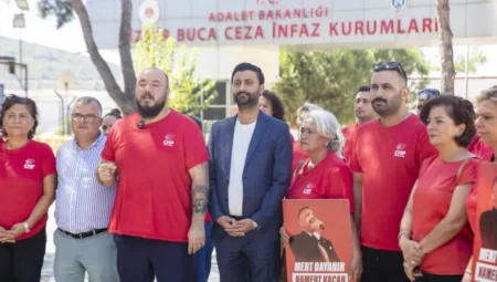 CHP Güzelbahçe İlçe Örgütü, tutuklu başkanlar için Buca Cezaevi önünde eylem yaptı