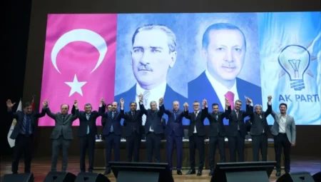 Seydişehir ve Emirgazi belediye başkanları AK Parti’ye geçti, rozetleri Erdoğan taktı