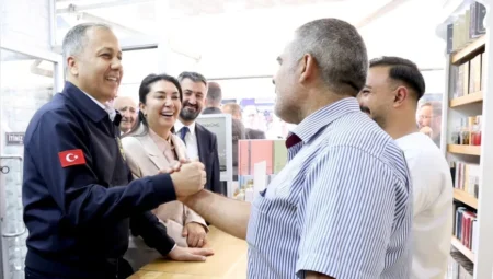 İçişleri Bakanı Ali Yerlikaya Ağrı ziyaretinde vatandaşlarla bir araya geldi