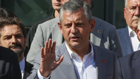 CHP Genel Başkanı Özgür Özel İstanbul’daki çalışma ofisinde basın açıklaması yaptı