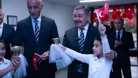 Gölbaşı’nda 2025-2026 eğitim yılı başladı, Başkan Yakup Odabaşı öğrencilerle ilk ders zilini çaldı