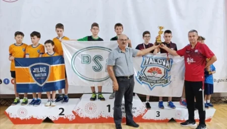 Yalova Belediyespor masa tenisinde 3 madalya kazandı, takım müsabakalarında kürsüye çıktı