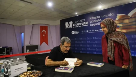 Ahmet Ümit: “Antalya’ya her geldiğimde çok mutlu oluyorum ama bir yandan da buruk hissediyorum”